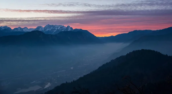 Temné a živý západ slunce v horách — Stock fotografie