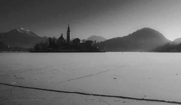 Manhã de inverno no lago congelado Bled — Fotografia de Stock