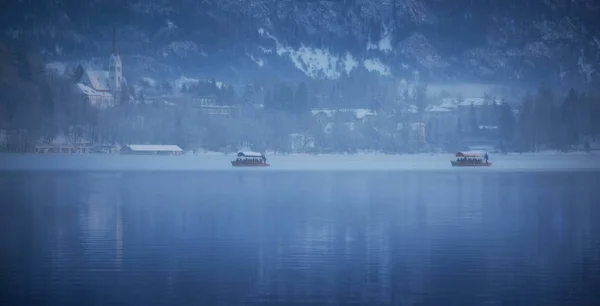 Barcos trayendo gente a la isla de Bled — Foto de Stock