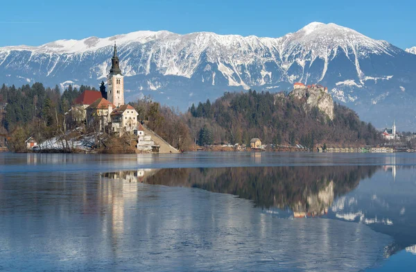 Kışın donmuş göl ile güzel Lake Bled — Stok fotoğraf