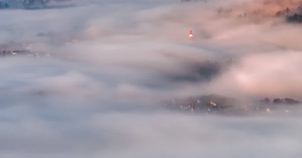 Скрытые деревни в утреннем тумане — стоковое фото