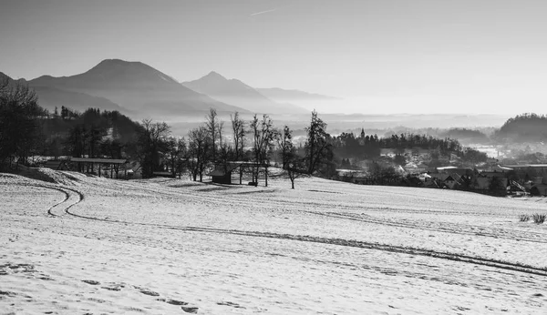 美丽的乡村，在一个冬天的早晨 — 图库照片