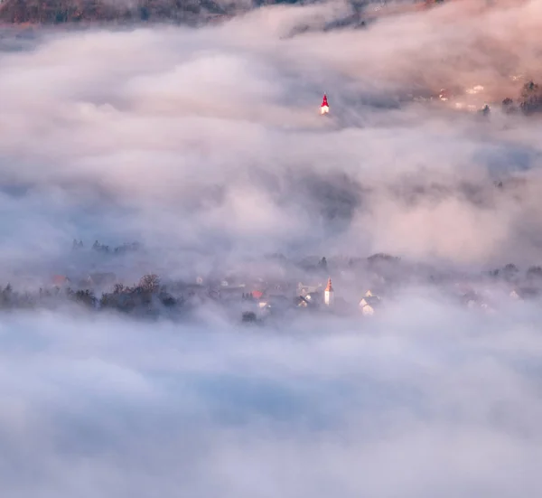 Villages cachés dans la brume du matin — Photo