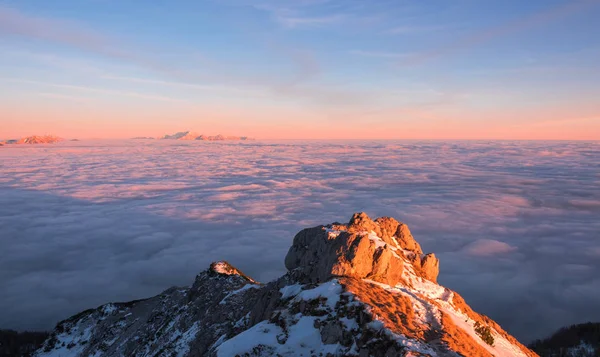 Levendige zonsondergang in de bergen — Stockfoto