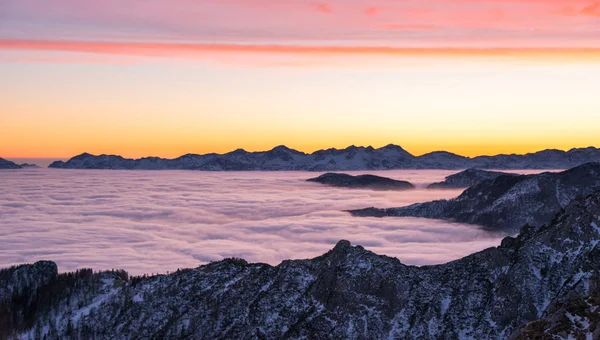 Zonsondergang in de bergen met mist — Stockfoto