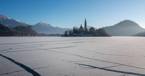 Mañana de invierno en el lago congelado Bled — Foto de Stock