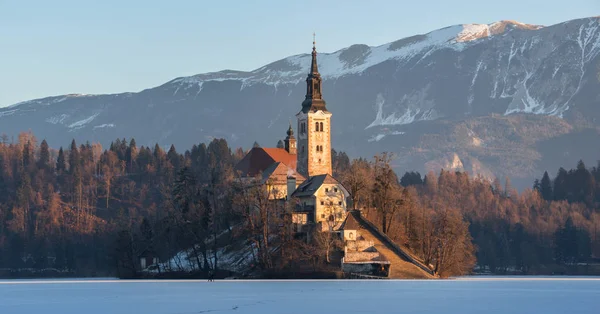 Téli reggel a befagyott tó Bled — Stock Fotó