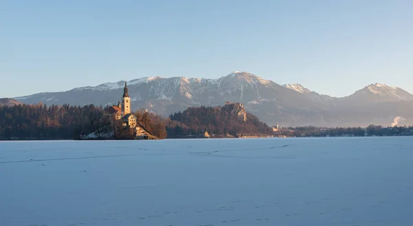 냉동된 호수 Bled에서 겨울 아침 — 스톡 사진