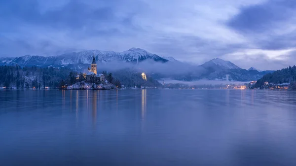 Bled par une matinée brumeuse d'hiver — Photo