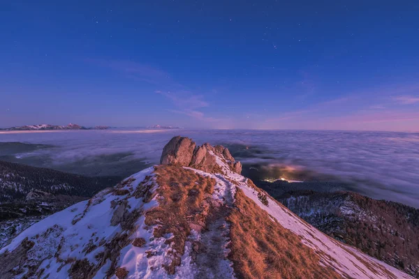 Tumma tähtitaivas vuorella — kuvapankkivalokuva