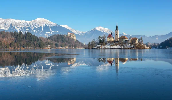 Kışın donmuş göl ile güzel Lake Bled — Stok fotoğraf