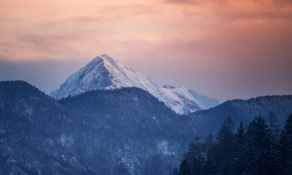 Schöner Sonnenaufgang in den Bergen — Stockfoto