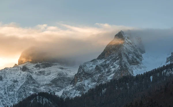 Sonnenuntergang in den Winterbergen — Stockfoto