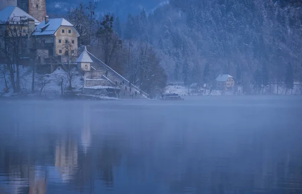 Bled-tótól a téli reggel — Stock Fotó