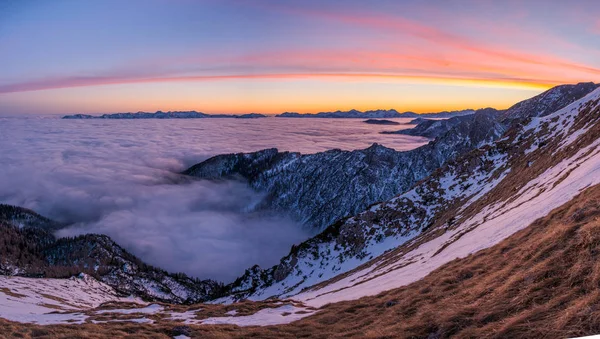 Pôr do sol nas montanhas com nevoeiro — Fotografia de Stock
