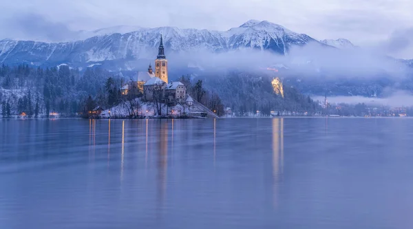 Bled par une matinée brumeuse d'hiver — Photo