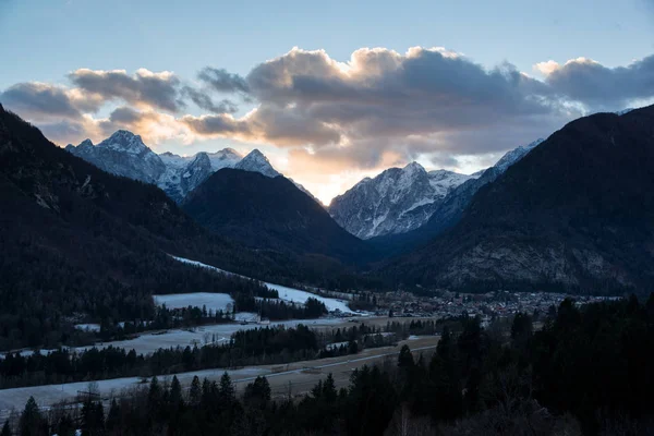 Село Mojstrana нижче Юлійські Альпи — стокове фото