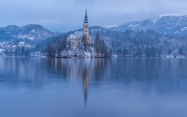 Bled par une matinée brumeuse d'hiver — Photo