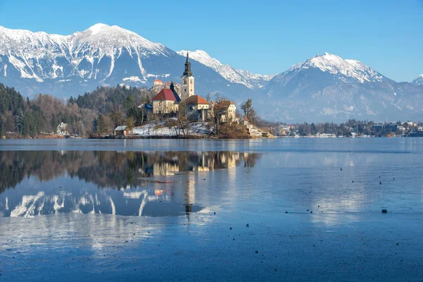 Kışın donmuş göl ile güzel Lake Bled — Stok fotoğraf
