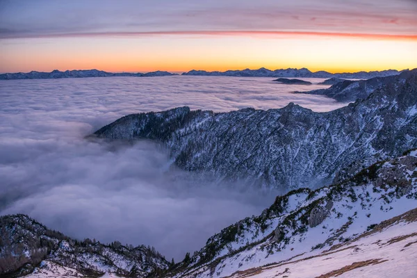 Pôr do sol nas montanhas com nevoeiro — Fotografia de Stock
