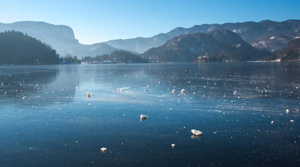 Mattina invernale al lago ghiacciato di Bled — Foto Stock