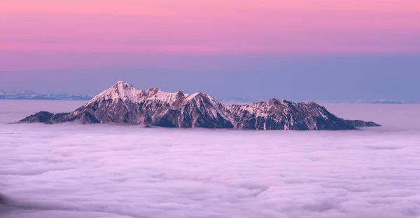 Puesta de sol vívida en las montañas —  Fotos de Stock