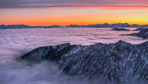 Puesta de sol en las montañas con niebla —  Fotos de Stock