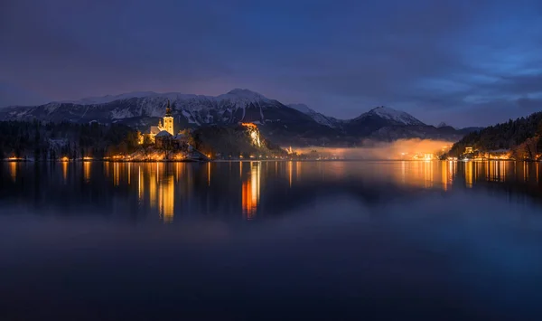 Bled par une matinée brumeuse d'hiver — Photo