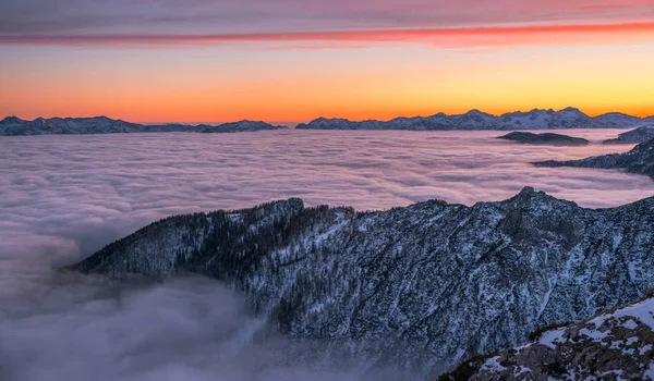 Pôr do sol nas montanhas com nevoeiro — Fotografia de Stock