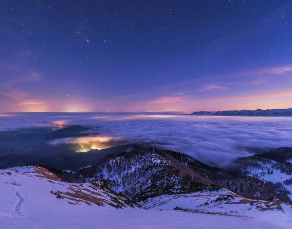 Céu estrelado escuro na montanha — Fotografia de Stock