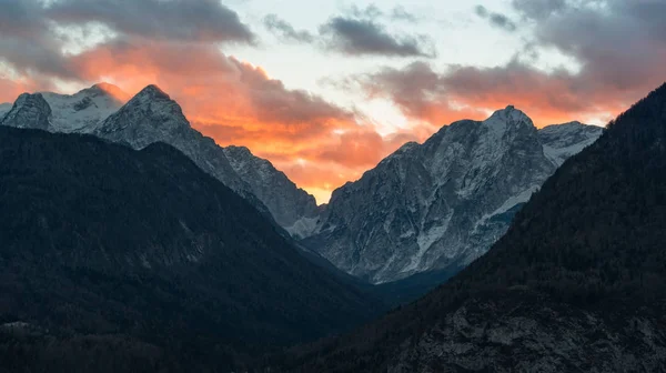 下面朱利安阿尔卑斯山的村庄 Mojstrana — 图库照片