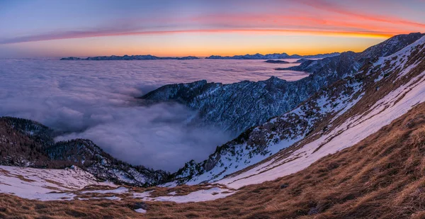 Puesta de sol en las montañas con niebla —  Fotos de Stock