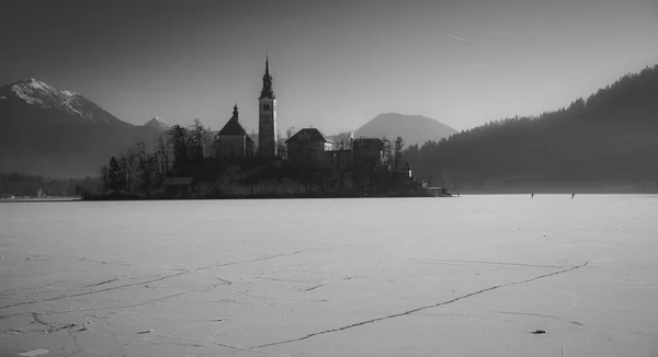 Зимовий ранок на замерзлому озері Блед — стокове фото