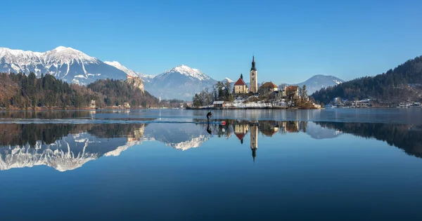 Vackra sjön Bled i vinter med sjön fryst — Stockfoto