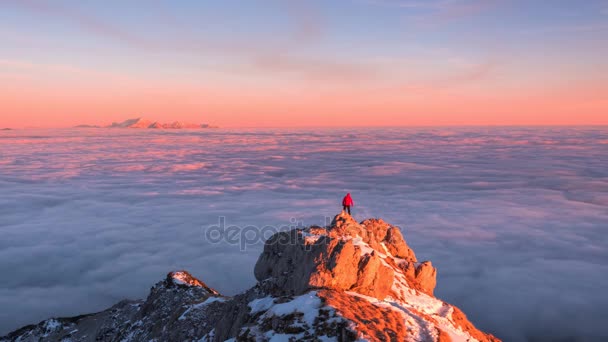 Wandelaar wandelen op de top van de berg bij zonsondergang. — Stockvideo