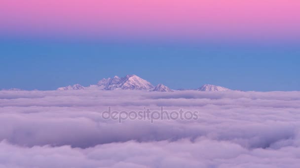 Rosa och blått ljus i dimmiga bergen — Stockvideo