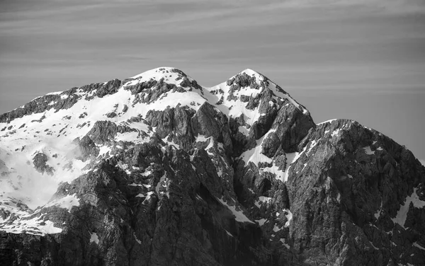 Альпийские вершины покрыты снегом — стоковое фото