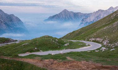 Dağlarda güzel bir gün doğumu