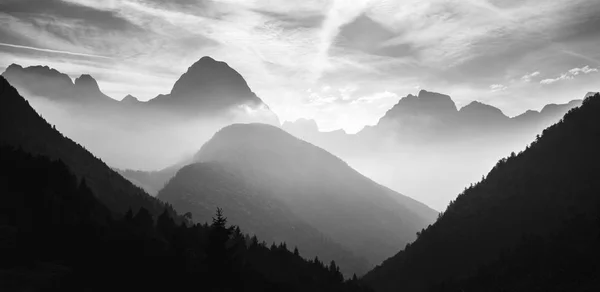 Bergsilhouetten im Sonnenaufgang — Stockfoto