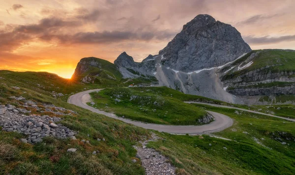 Schöner Sonnenaufgang in den Bergen — Stockfoto