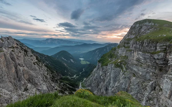 Prachtige zonsopgang in de bergen — Stockfoto