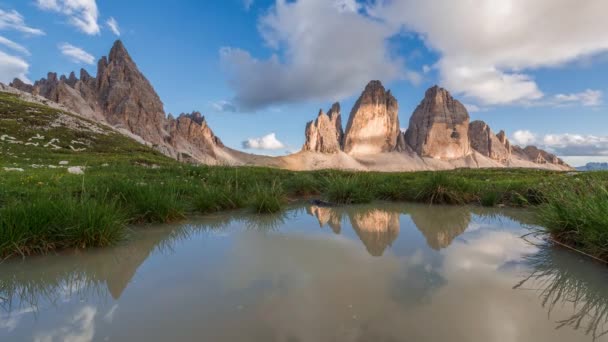 Tre Cime di Lavaredo nas montanhas das Dolomitas Italianas . — Vídeo de Stock