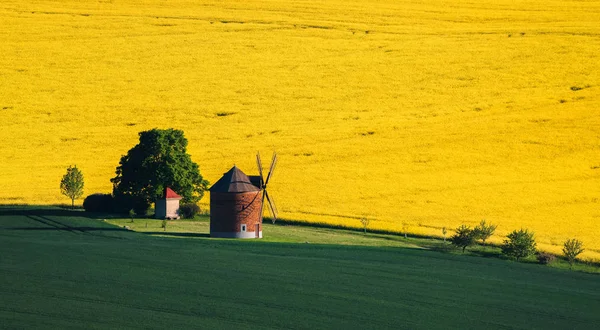 Vindkraftverk i South Moravia landskap — Stockfoto