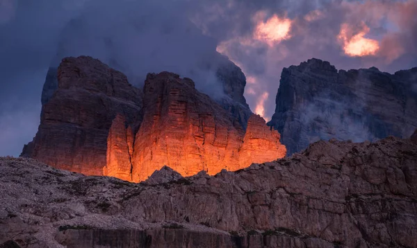 Dolomites'in karanlık gün batımı