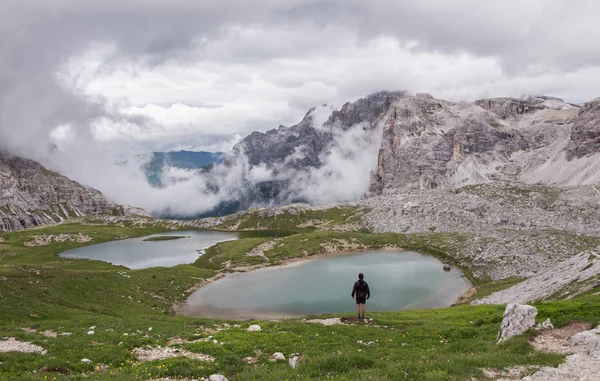 uzun yürüyüşe çıkan kimse İtalyanca Dolomites dağlarda