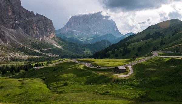 Dolomites içinde ahşap evler