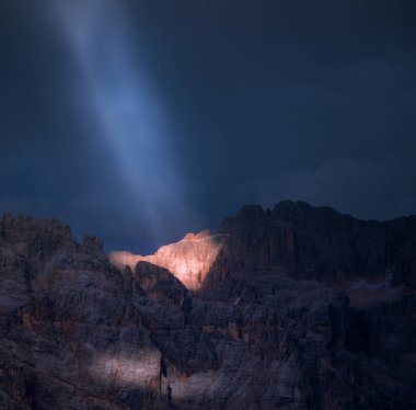 Dolomites dağlarda sayısı