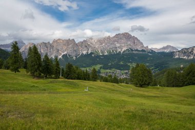 Dolomites dağlarda sayısı