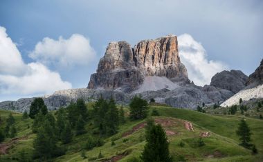 Dolomites dağlarda sayısı