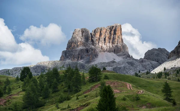 Dolomites dağlarda sayısı